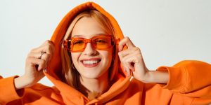 Cum să porți hanoracul cu fustă sau rochie pentru un look cool: 5 recomandări